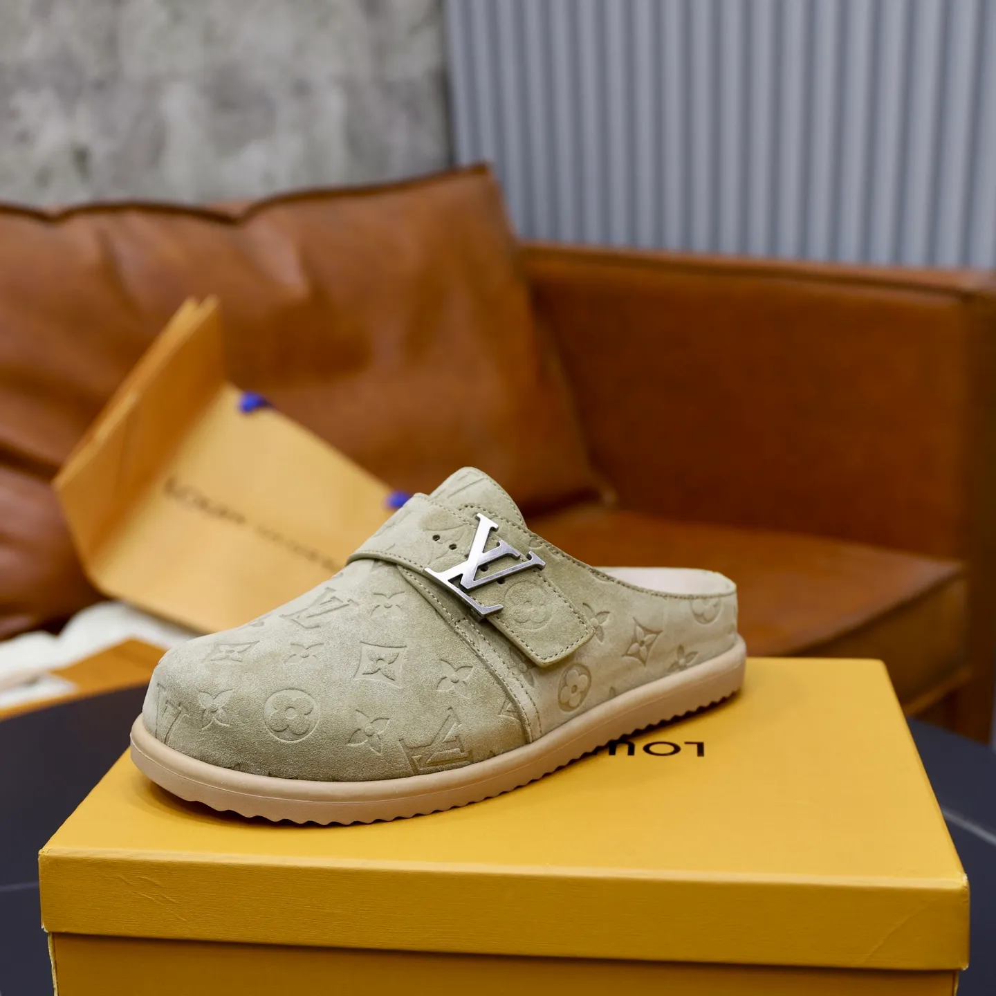 Ex-factory price: 520💰🙅‍♂️🙅‍♂️🙅‍♂️Birkenstock Brand: LV Louis Vuitton Standard code: 38-45 (cowhide lining) Grade: Same as the official website Material: Original leather design Original rubber wear-resistant molded outsole Style category: Men's fashion sandals Distinguished luxury brand elements Top luxury Color: Actual picture color